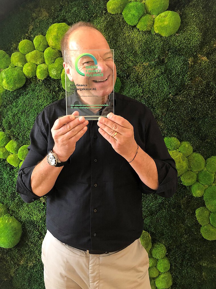 Foto vom Marketingleiter Rainer Ladentrog mit dem Award der Green Finance Alliance