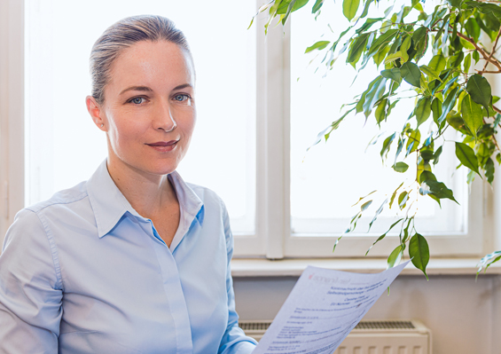 Mitarbeiterin hält die Kontonachricht in der Hand