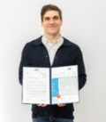 Diplomübergabe, Fabian Pepl Fabian Pepl, fair-finance Kundenservice, mit seinem Diplom der Fachakademie für Finanzdienstleister (FAF)