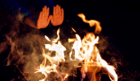 Lagerfeuer Menschen wärmen sich am Lagerfeuer