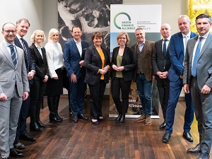 Gruppenfoto der Mitglieder der Green Finance Alliance mit Klimaschutzministerin Leonore Gewessler beim Business Lunch im Januar 2023