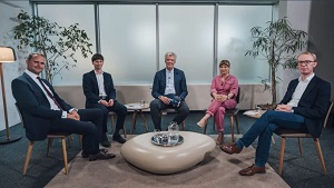 Foto der Gruppendiskussion rund um Lena Gansterer, Investment Managerin des Social Entrepreneurship Fonds, gemeinsam mit Jörg Moshuber, Senior Manager Amundi Ethik Fonds, Christoph Frischer, Experte für Green Finance beim Umweltbundesamt, Arne Johannsen, trend.-Redakteur und Reinhard Millner, Mitbegründer des Social Entrepreneurship Center der WU Wien